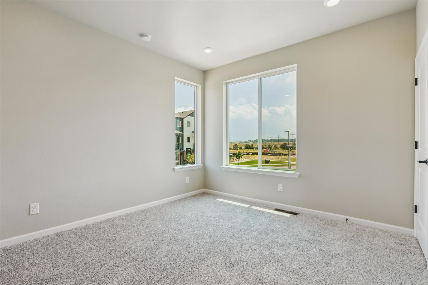 A room with a window and a carpet.