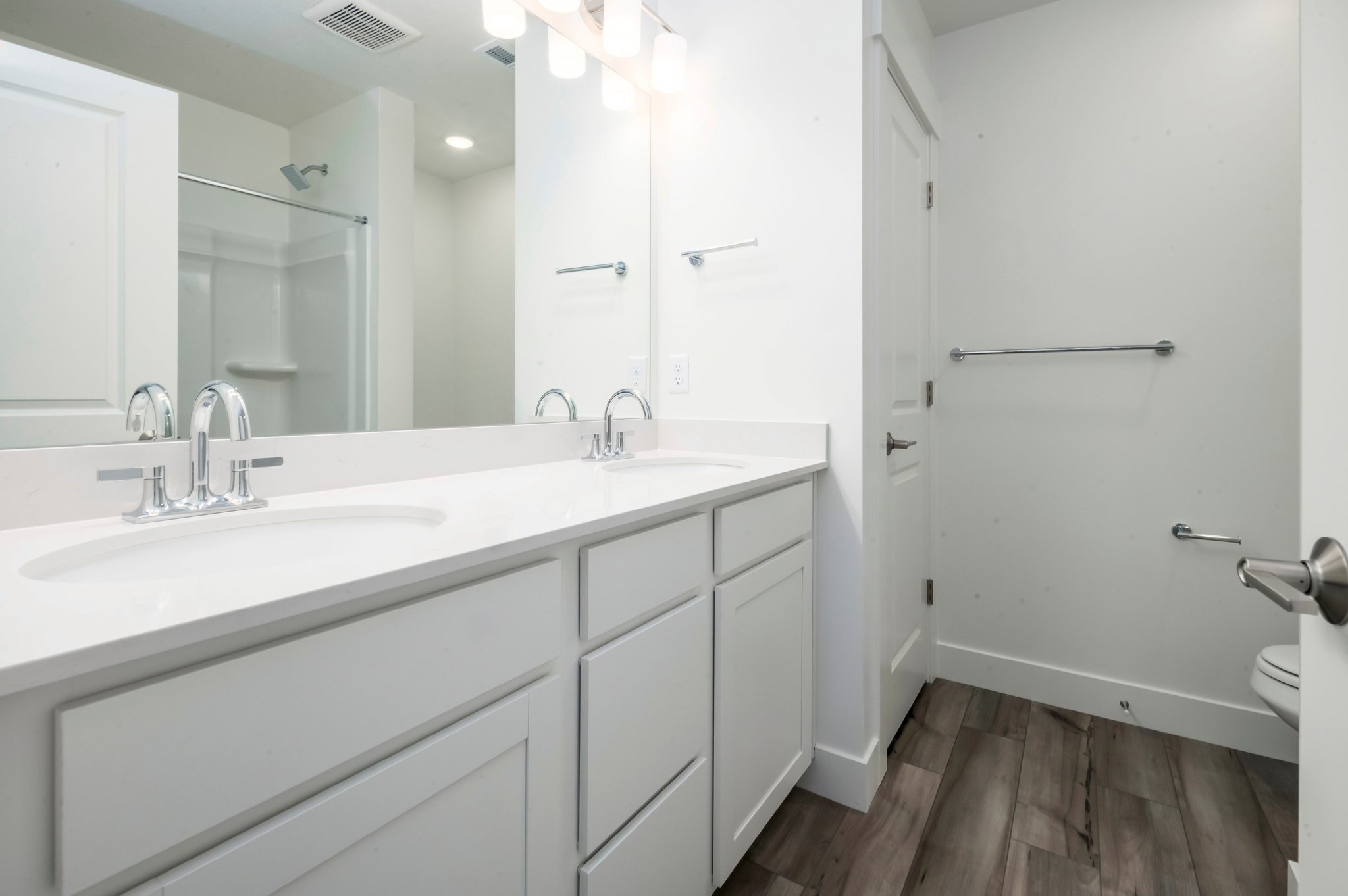 A bathroom with a sink and a mirror.